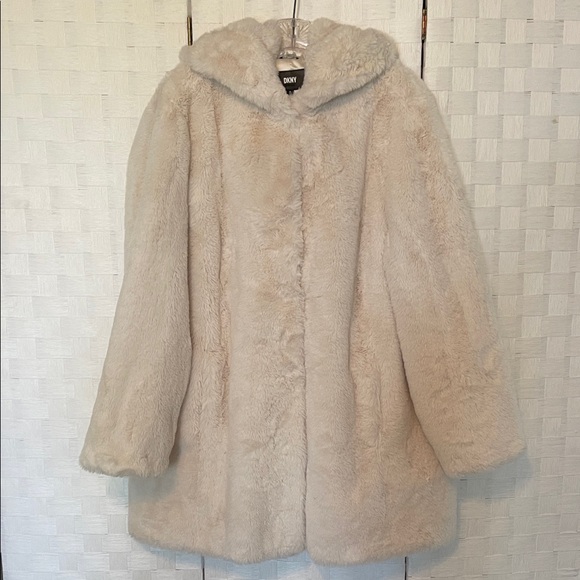 DKNY Plush Winter White Teddy Jacket Size XL PTP 26” EUC - Picture 6 of 13